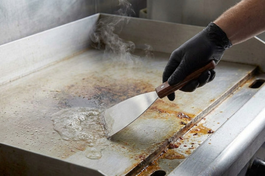 rengöring av stekbord