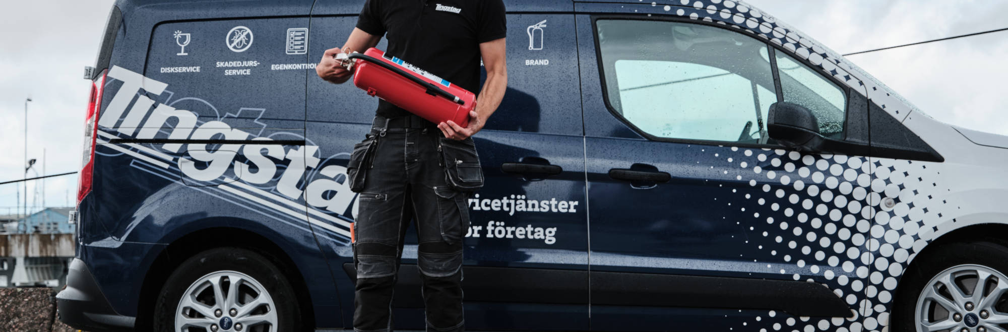 Brandsläckare displayat framför Tingstad bil