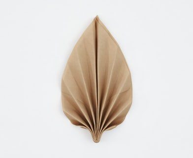 Vikt servett på svart tallrik