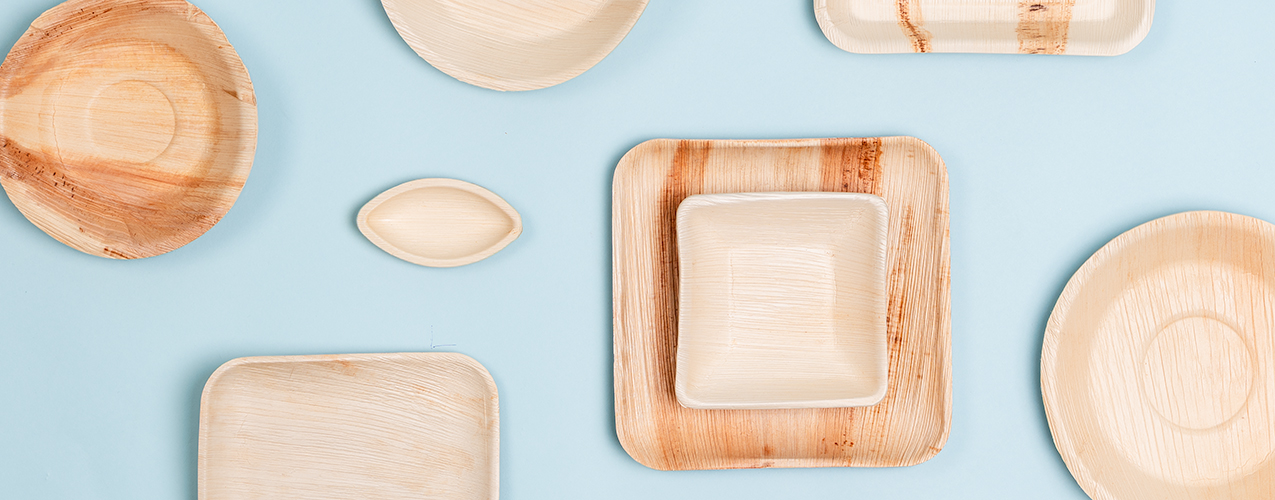 Palmbladsfat och tallrikar