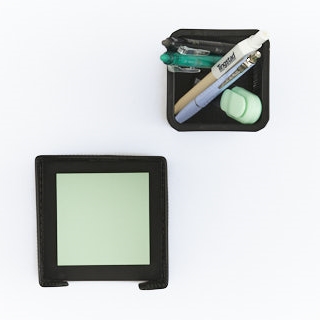 Svart hålslagare mot grå bakgrund