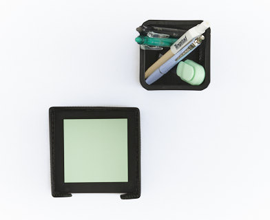 Svart hålslagare mot grå bakgrund